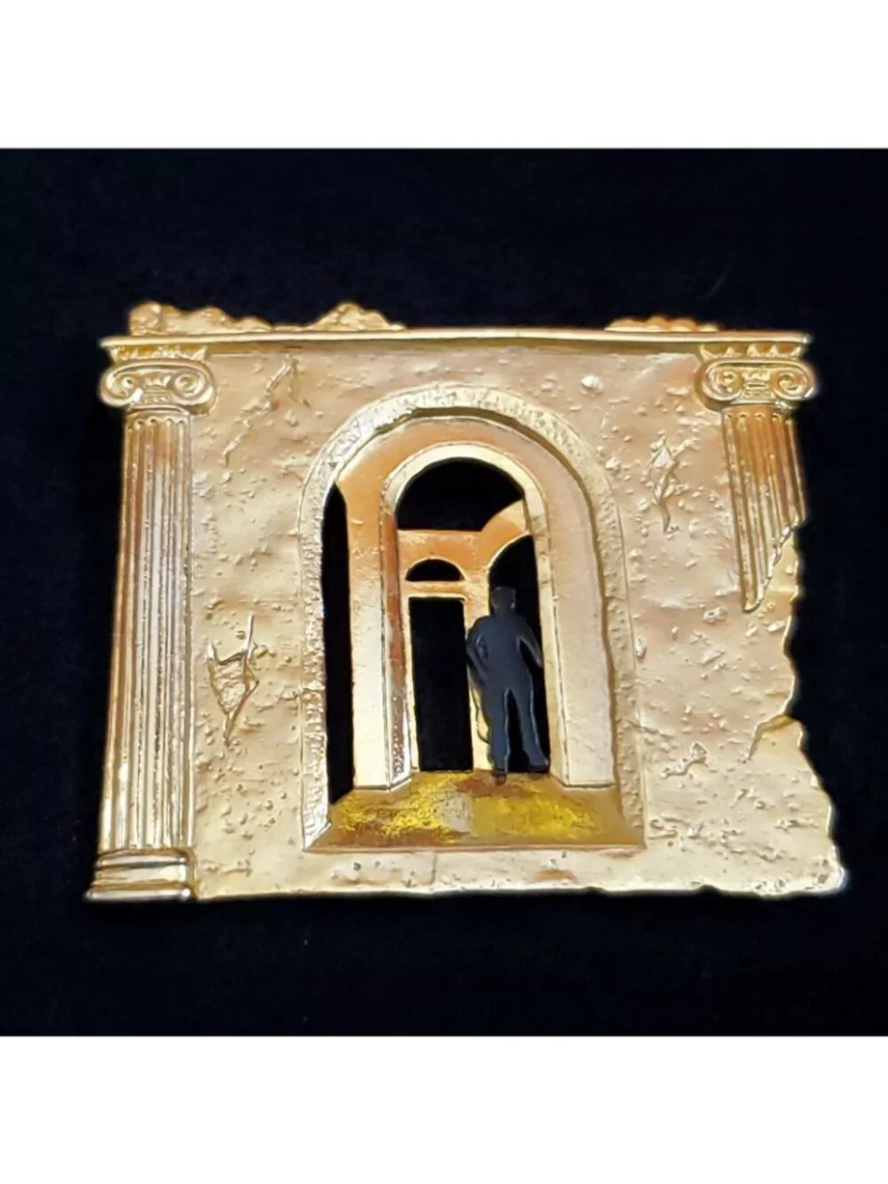 Vintage JJ Jonette Brooch 1988 Ancient Ruins Man in Doorway Gold Tone 2